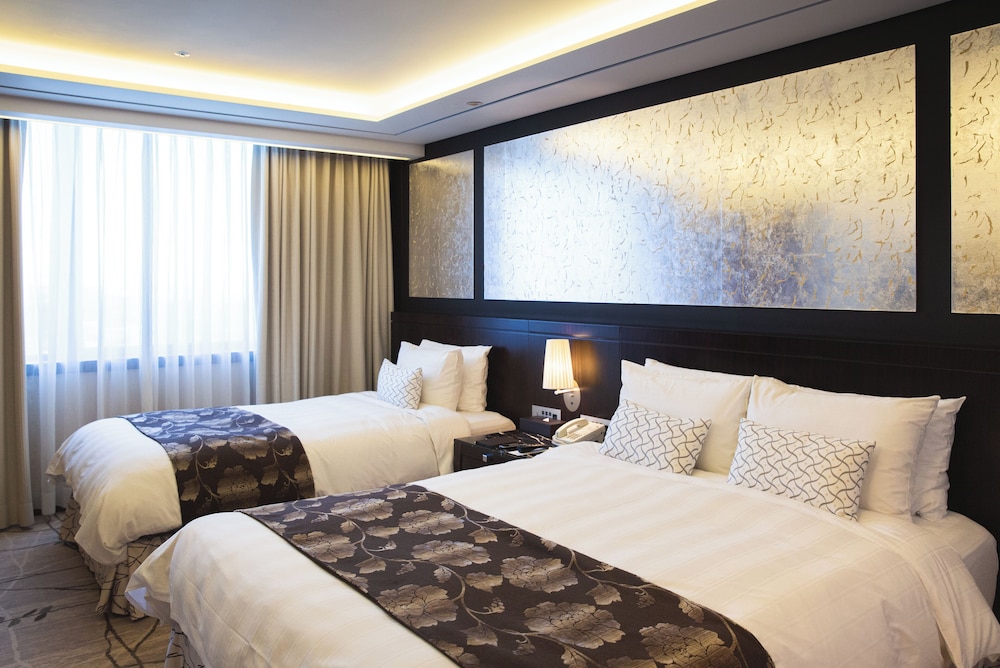 Deluxe Suite Family Twin (Club Access For 2) - Photo 9
