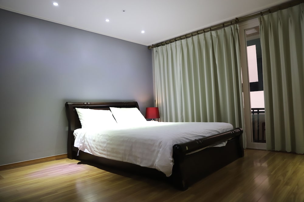 Deluxe Double Room (Additional guest more than 2, KRW10,000 charge per guest at the property)