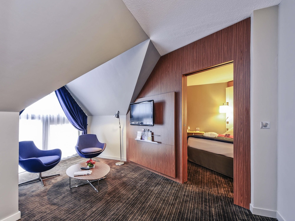 Superior Suite, 1 King Bed with Sofa bed - Photo 2