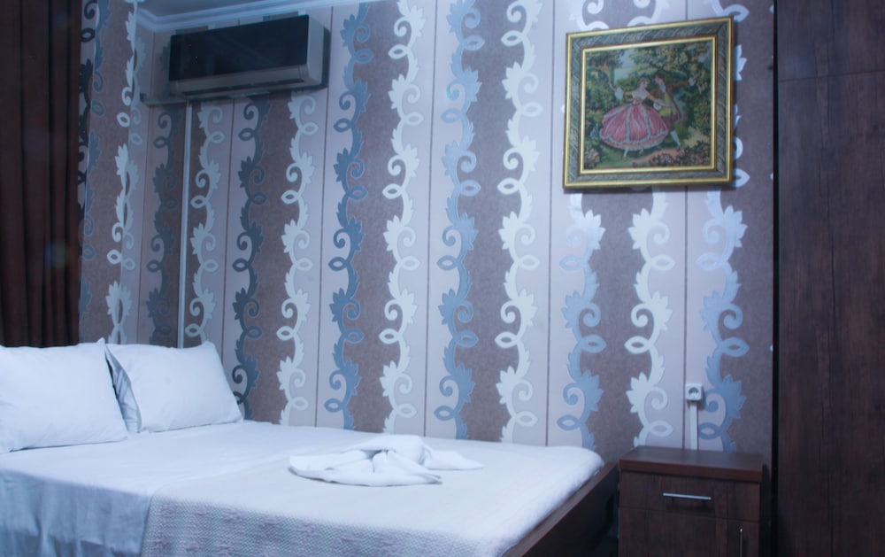 Economy Triple Room photo 2