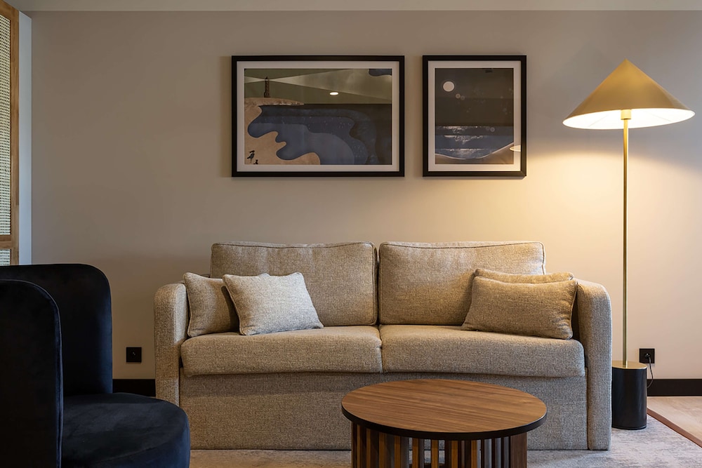 Deluxe Suite, 1 Queen Bed with Sofa bed, Balcony - Photo 4