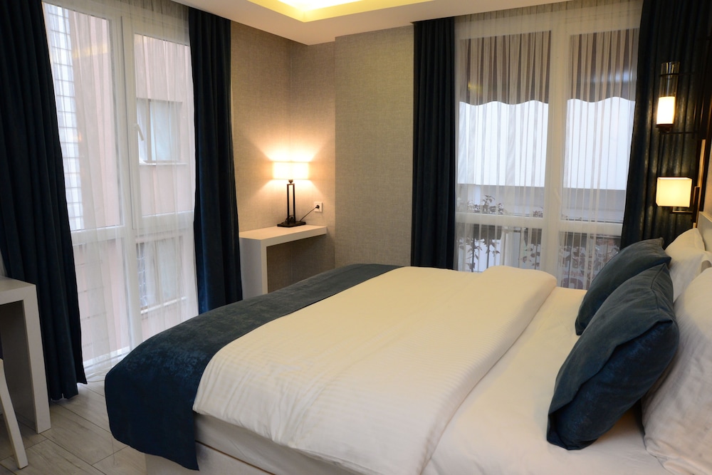 Superior Suite, 1 Queen Bed with Sofa bed, City View photo 1