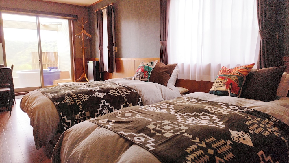 Deluxe Triple Room, Balcony, Partial Ocean View photo 1