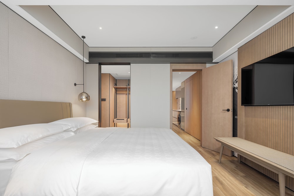 Club Suite, 1 King Bed, City View - Photo 6