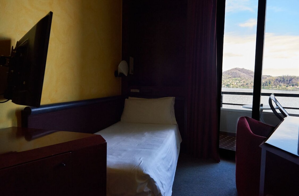 Economy Single Room, Lake View photo 3