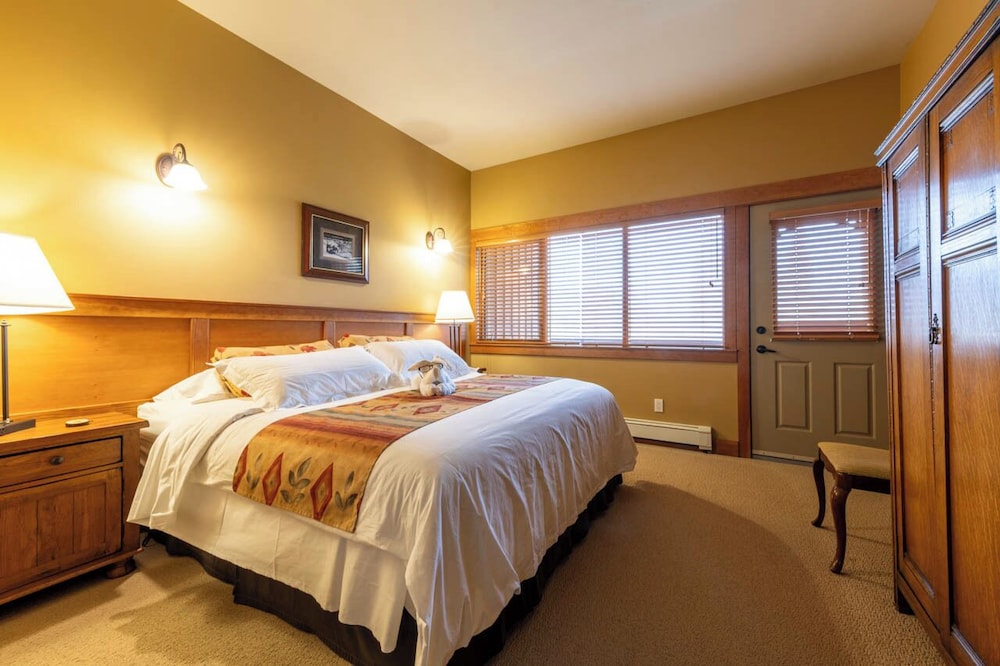 Premier Room, 1 King Bed, Mountain View photo 1