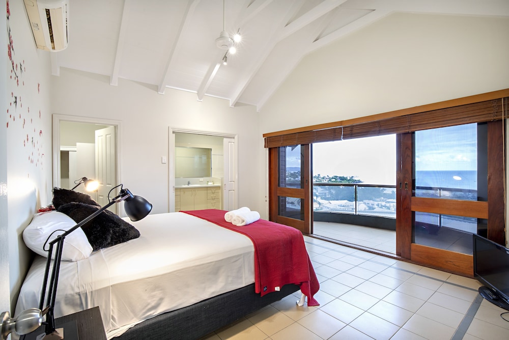 Multi Level Spacious Ocean View Villa photo 2