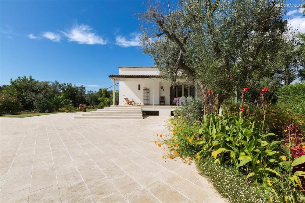 Villa photo 2