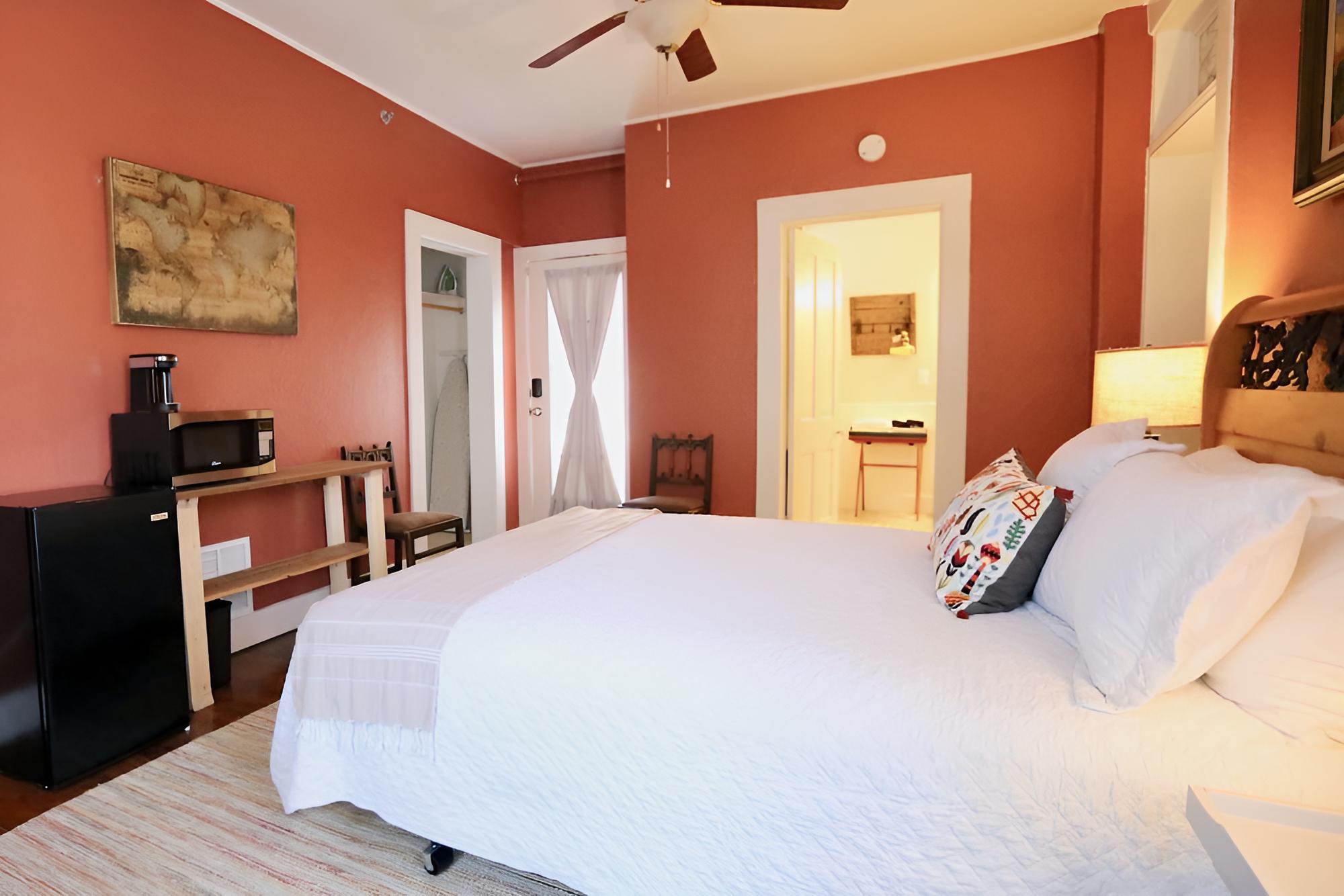 Bob Bunker Room - Queen Bed,1st Floor, ADA, No Pets photo 2