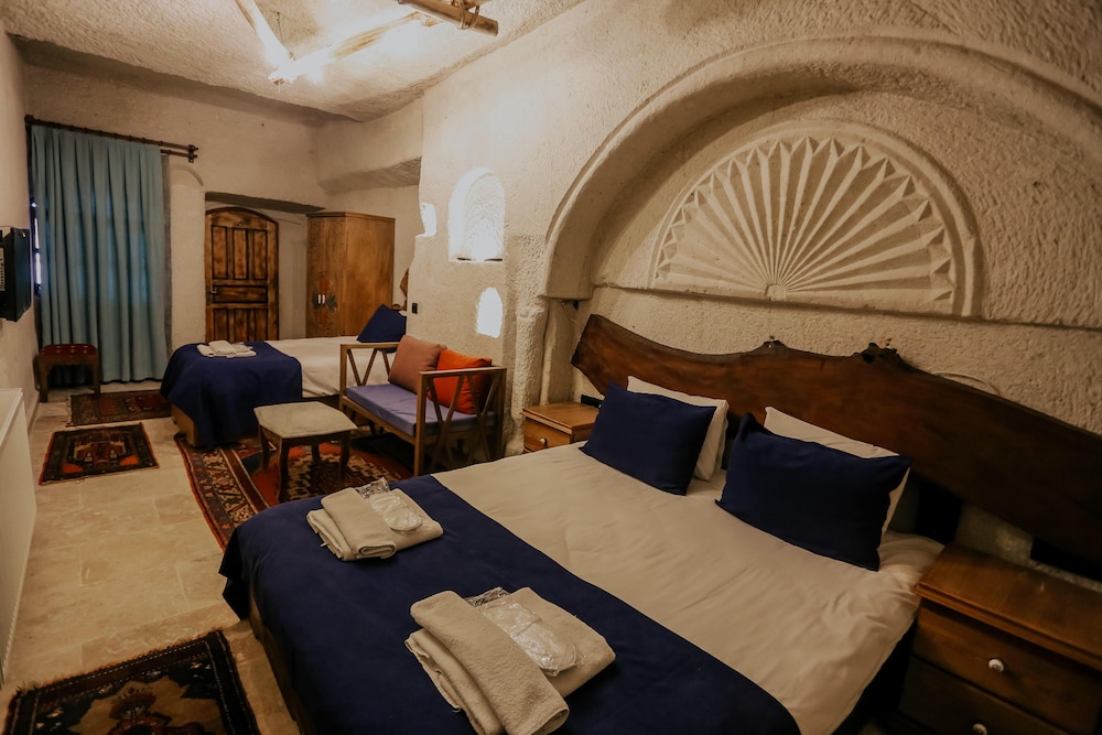 Deluxe Family Cave Suite photo 1