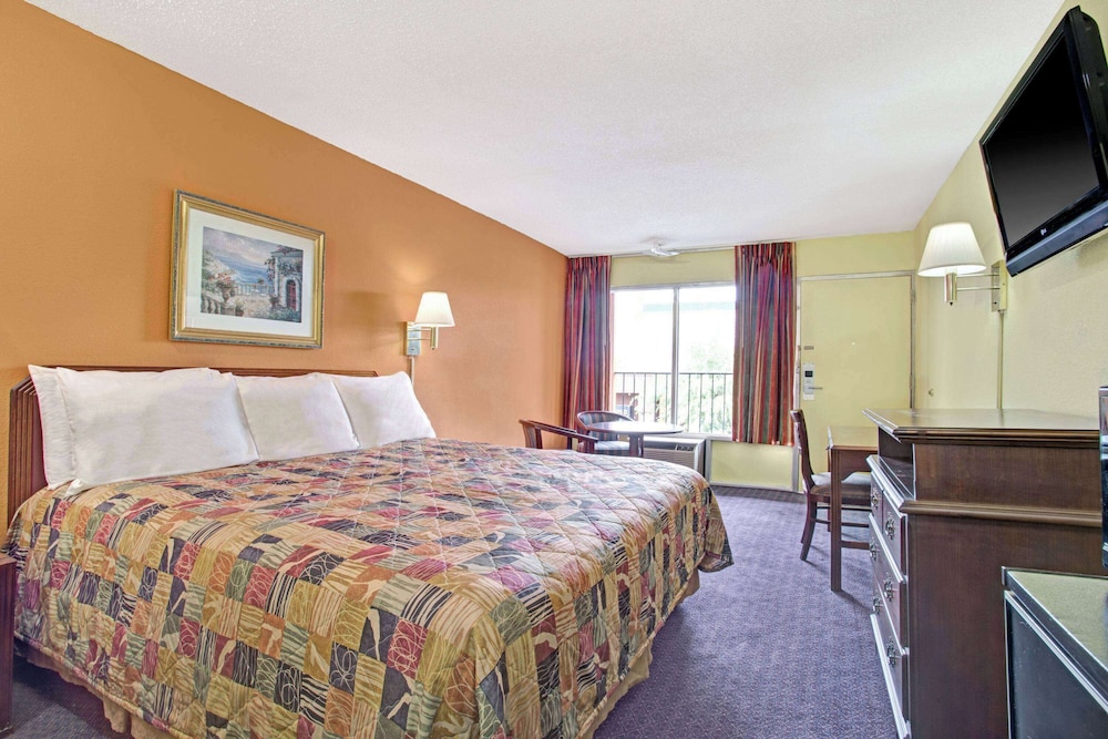 Standard Room, 1 King Bed - Photo 1