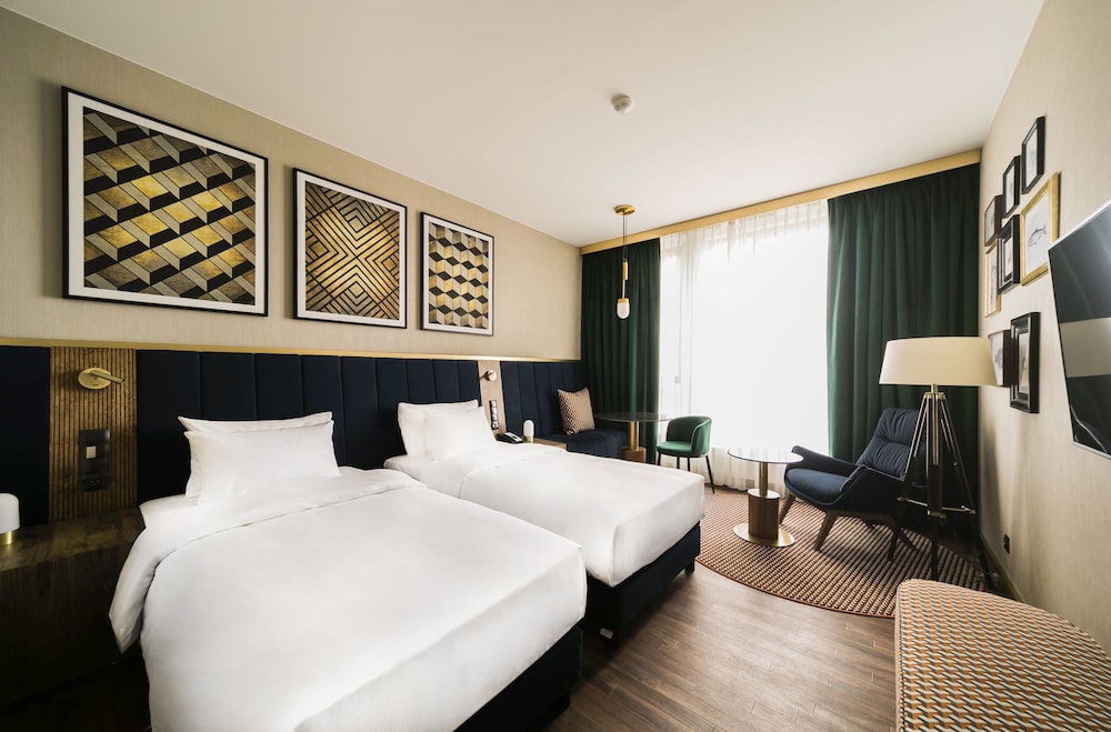 Suite, 1 Bedroom, Balcony - Photo 7