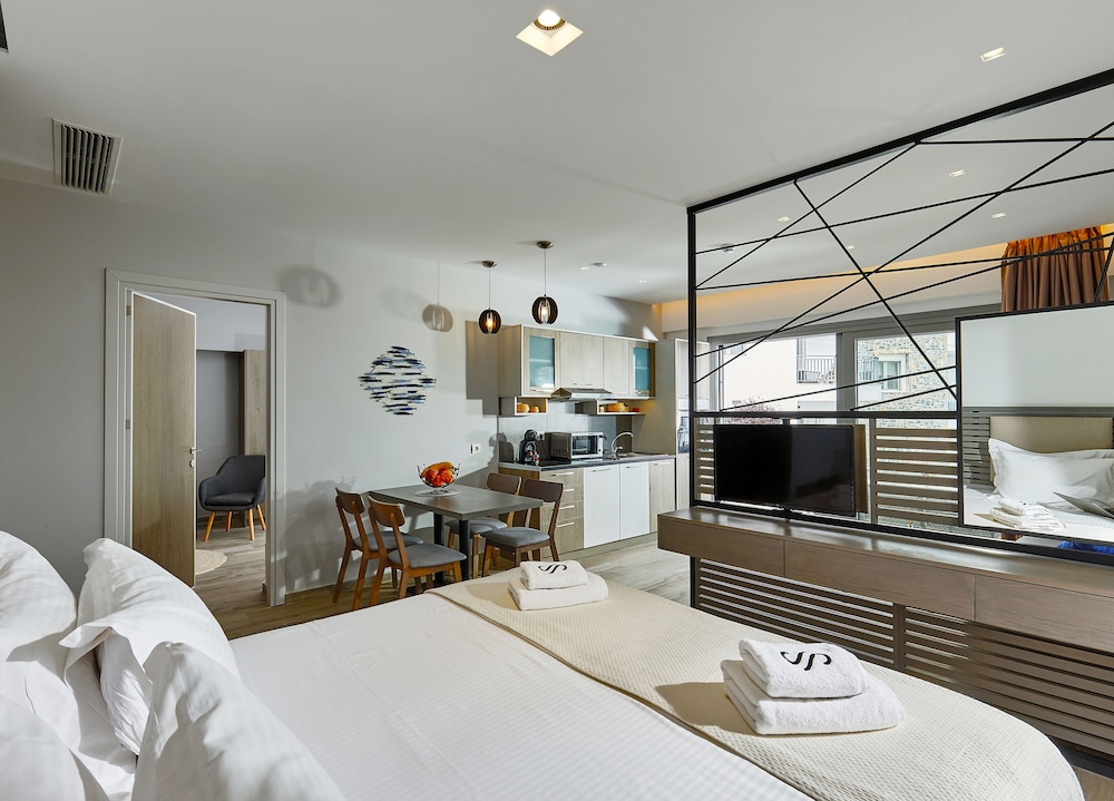 Deluxe Open Plan Suite