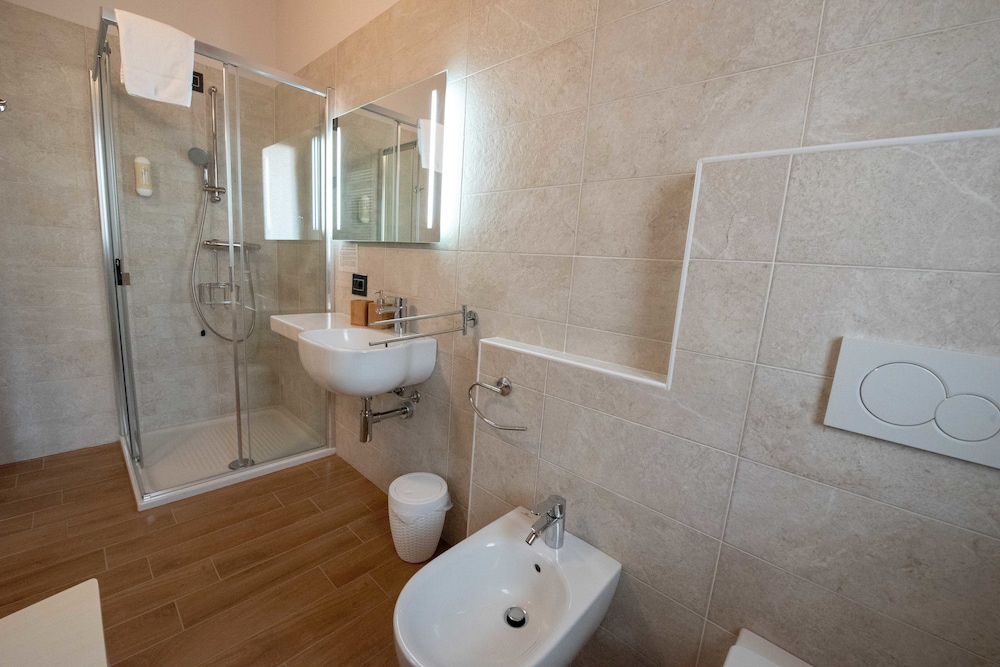 Comfort Single Room, 1 Large Twin Bed, Non Smoking, Courtyard View photo 3