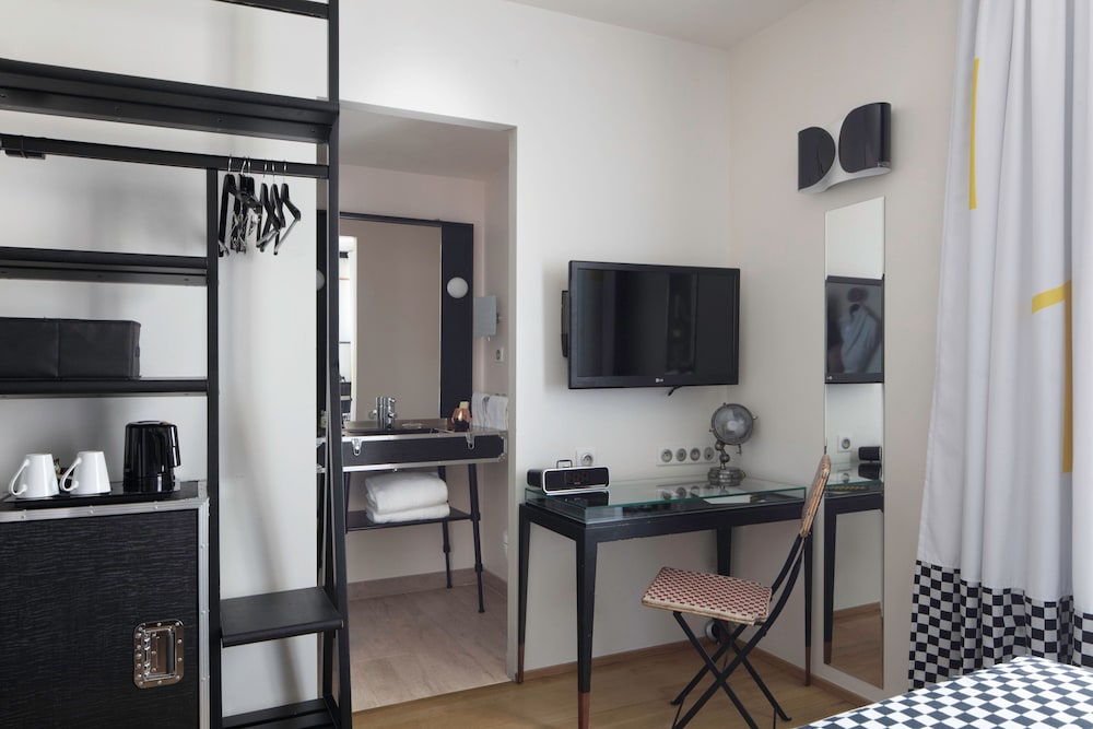 Standard Single room - Complimentary soft minibar, Chromecast - Snacks, digital press, fitness photo 3