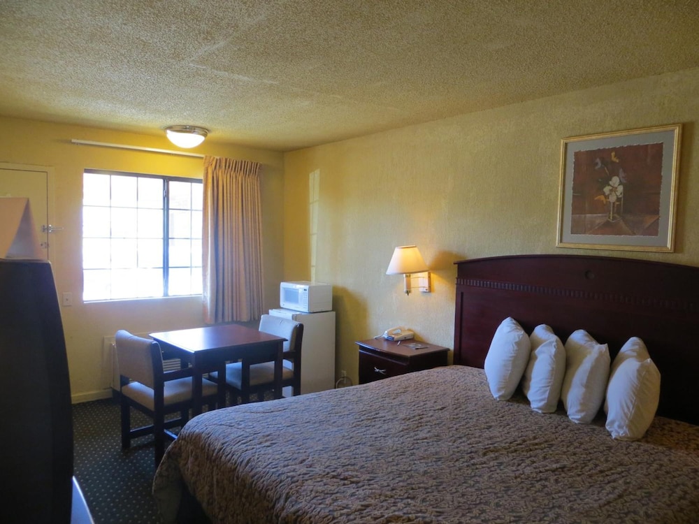 Room, 1 King Bed, Smoking photo 1
