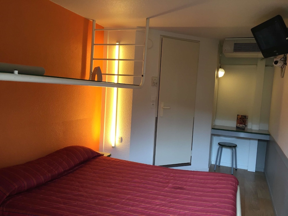 Standard Room, 3 Twin Beds - Photo 4