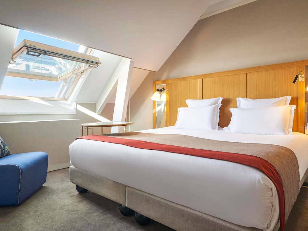 Deluxe Room, 1 King Bed, City View thumbnail 5