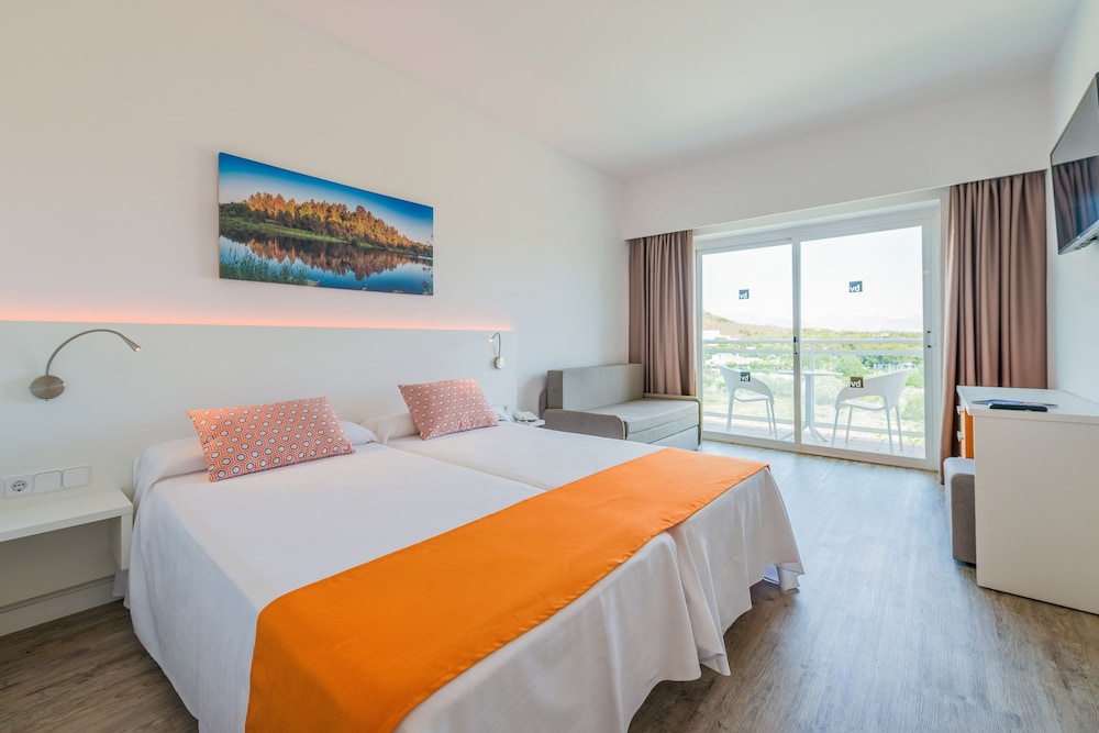 Standard Double Room, Mountain View (2 Adults + 1 Child) photo 3