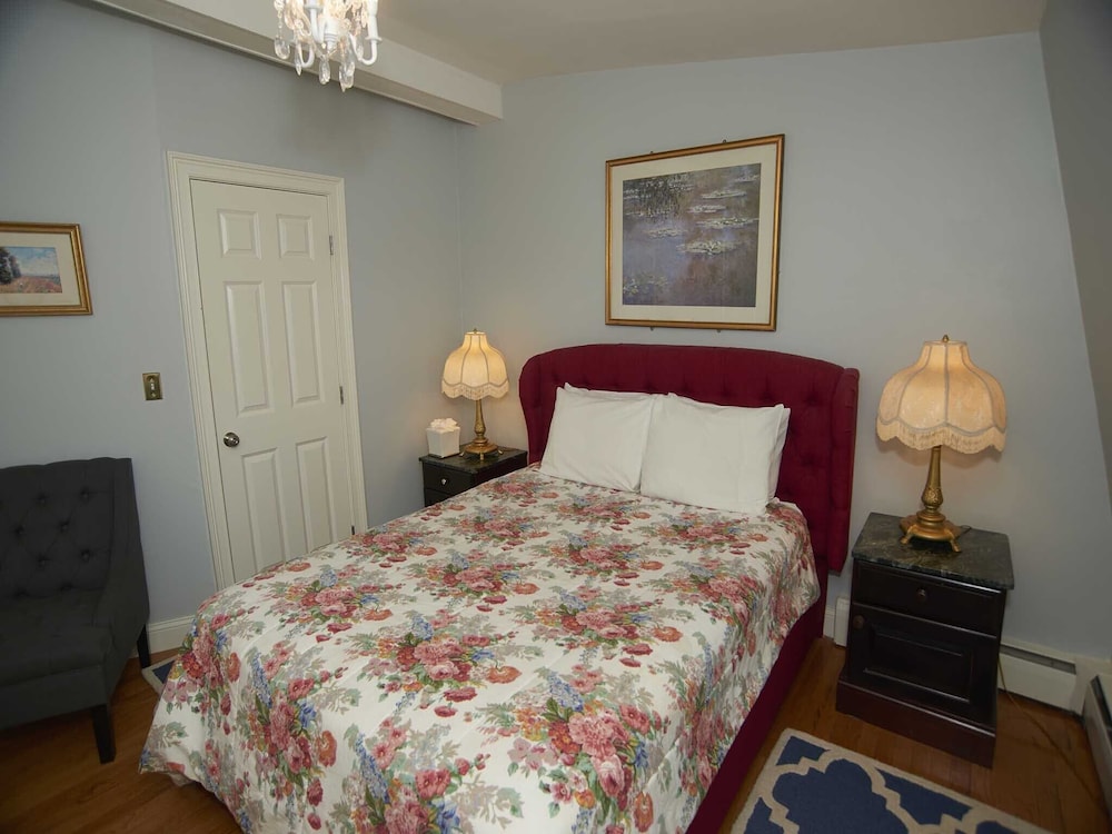 Standard Double Room, Ensuite (The Inn 10 Queen (no pets)