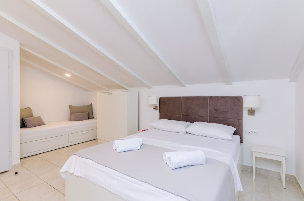 Luxury Triple Room photo 2