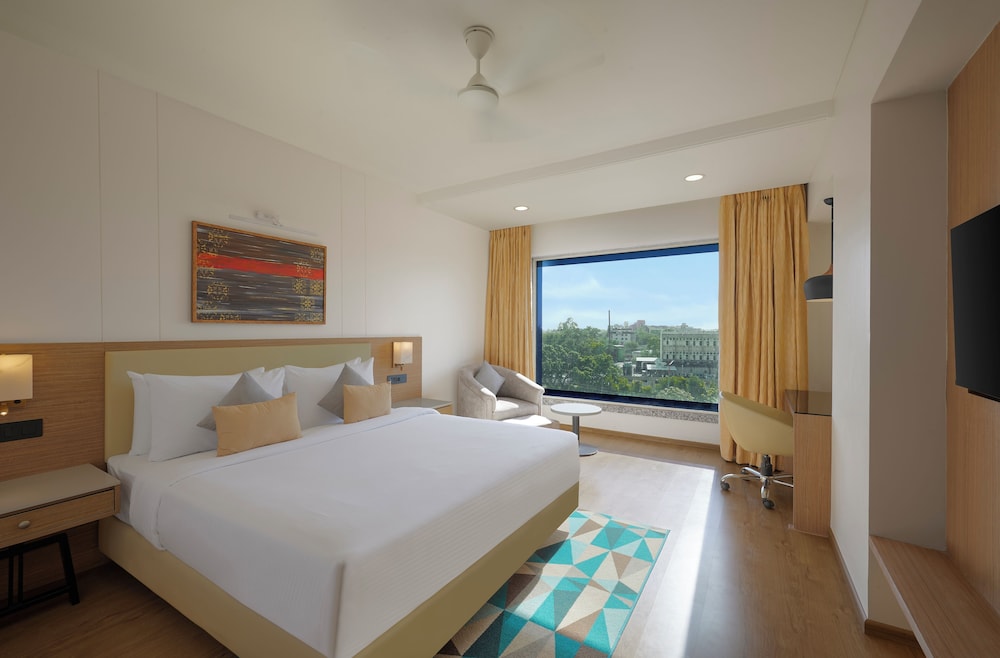 Deluxe Room, 1 King Bed, Non Smoking - Photo 3