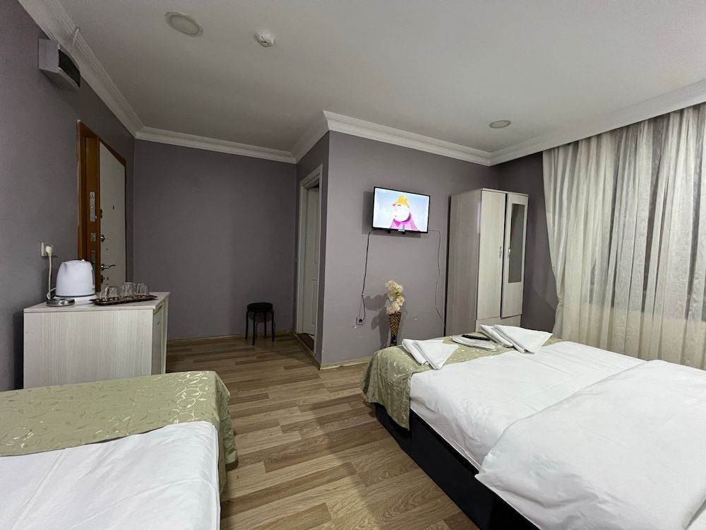 Economy Triple Room photo 3