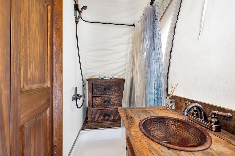 Standard Cabin, 2 Queen Beds, Patio, Mountain View photo 3