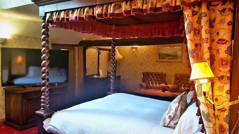 Junior Double Room, 1 King Bed, Ensuite (Bridal Suite) photo 2