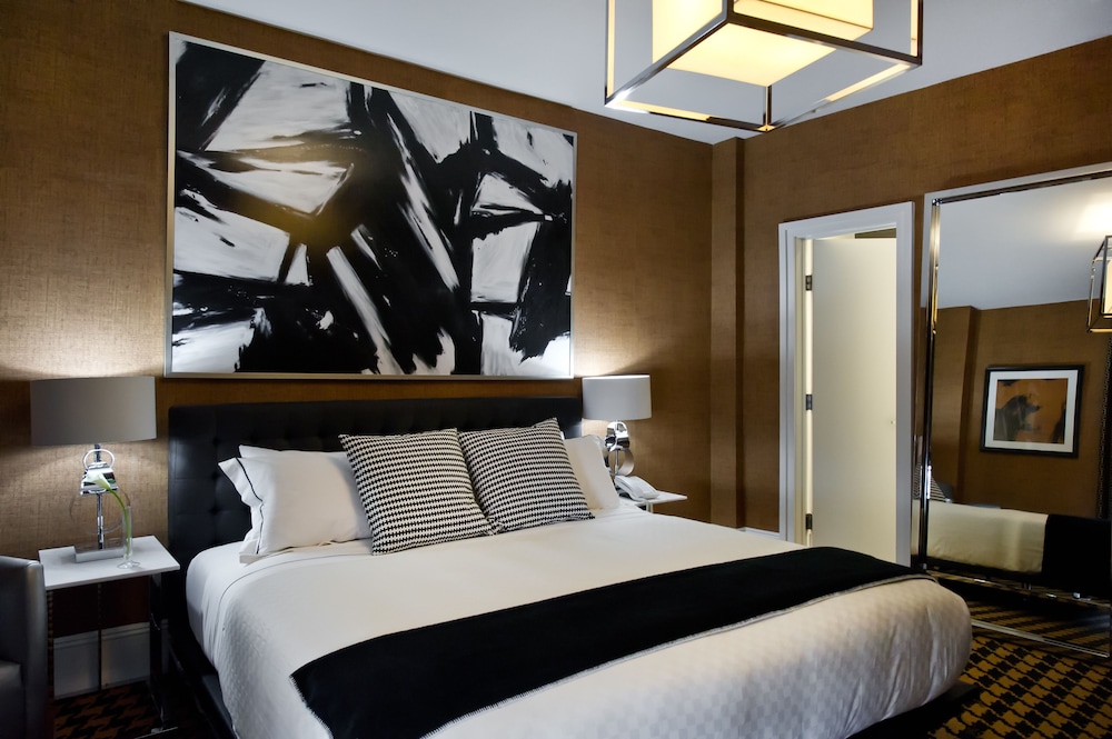 Deluxe Room, 1 King Bed, Accessible - Photo 3
