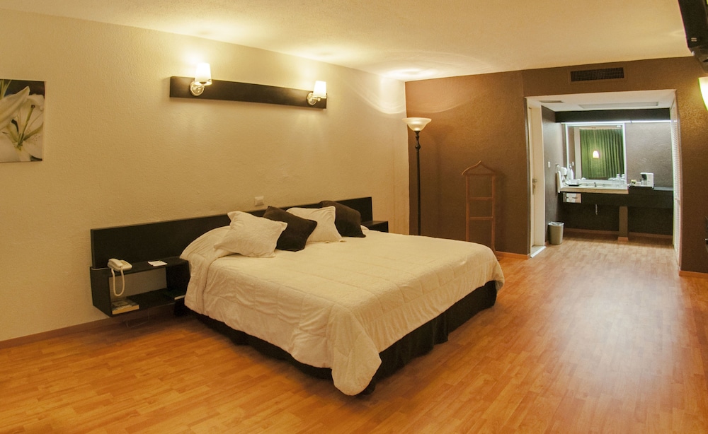 Suite, 1 King Bed (Master) photo 1