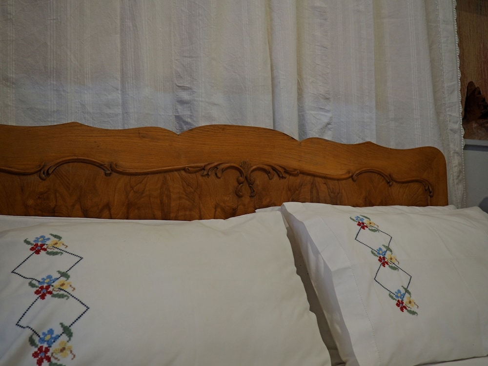 Traditional House, 2 Bedrooms, City View, Mountainside
