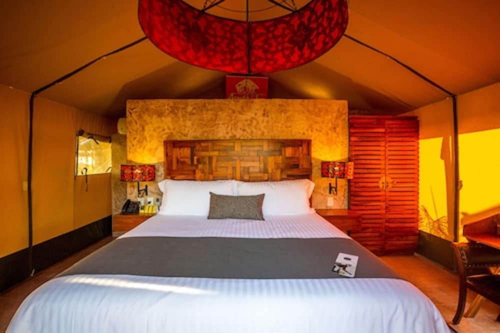 1 King Bed, Jetted Tub, Garden View (Bliss Tent)