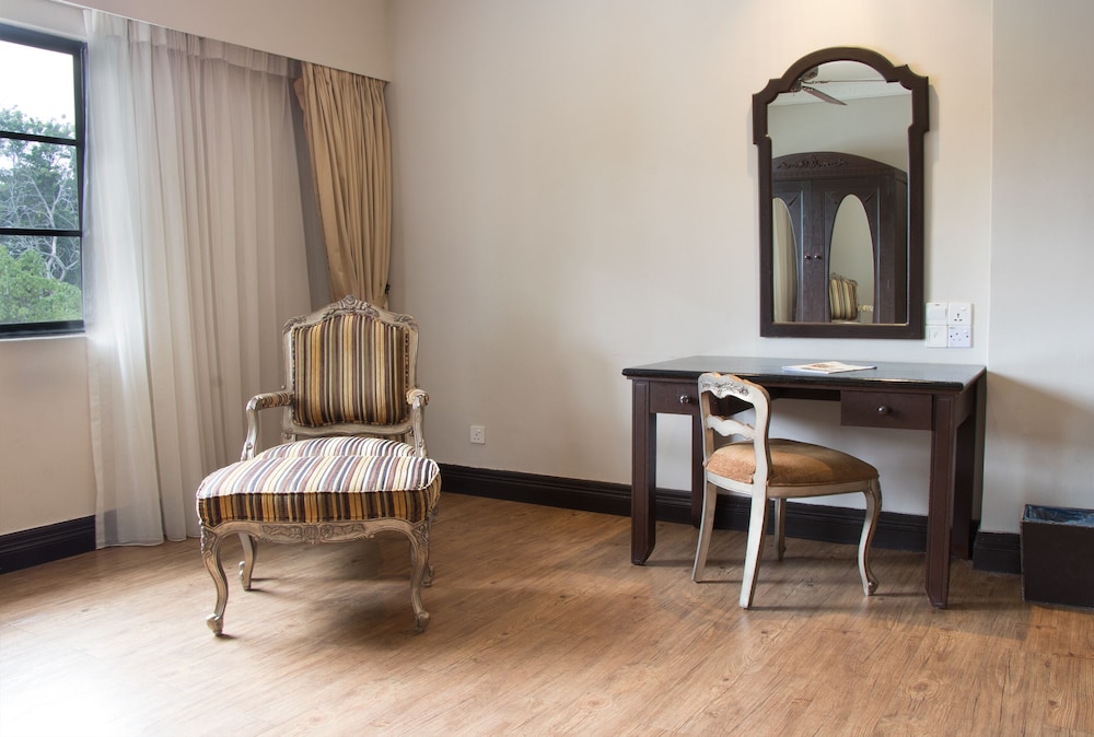 Deluxe Room, 1 King Bed photo 3
