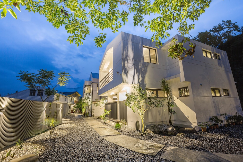 Quadruple Room, 2 Queen Beds, Non Smoking, Mountain View