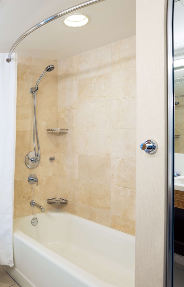 Room, 2 Double Beds, City View thumbnail 5
