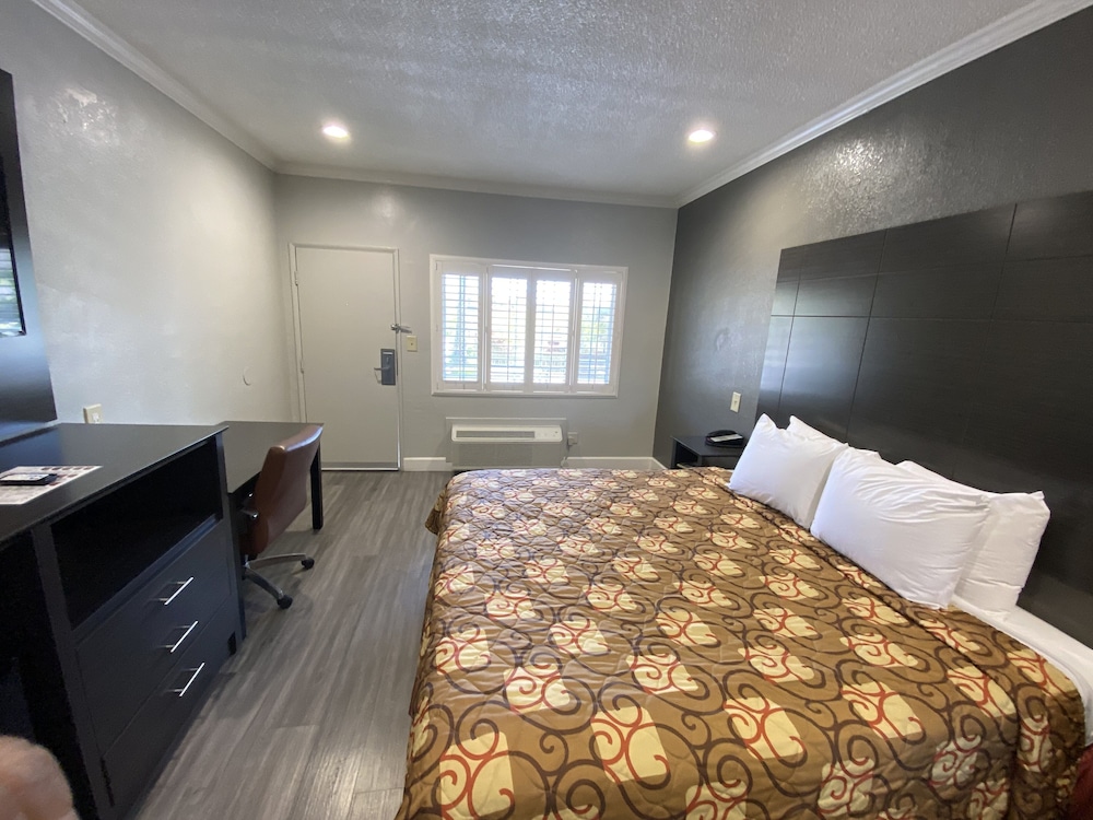 Comfort Room, 1 King Bed, Non Smoking photo 1