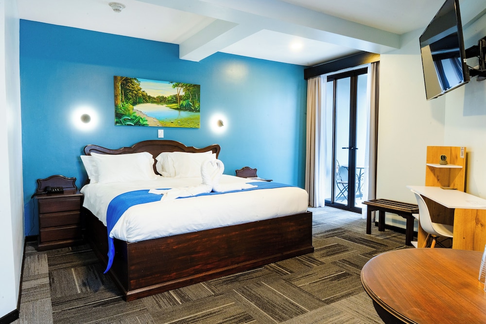 Superior Suite, 1 King Bed, Bathtub photo 2