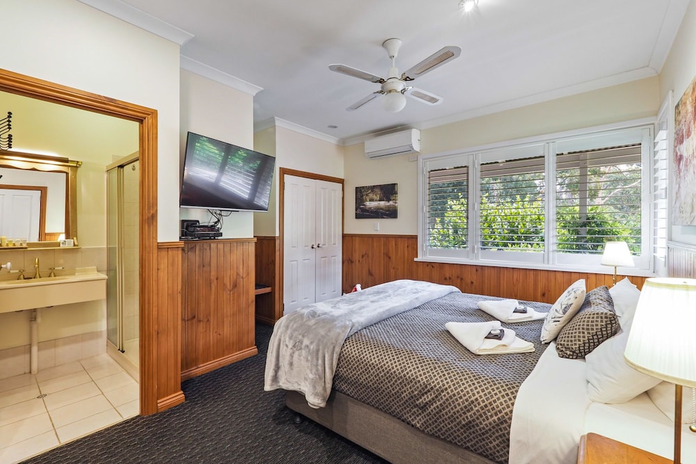Comfort Room, 1 King Bed, Balcony, Garden View photo 2