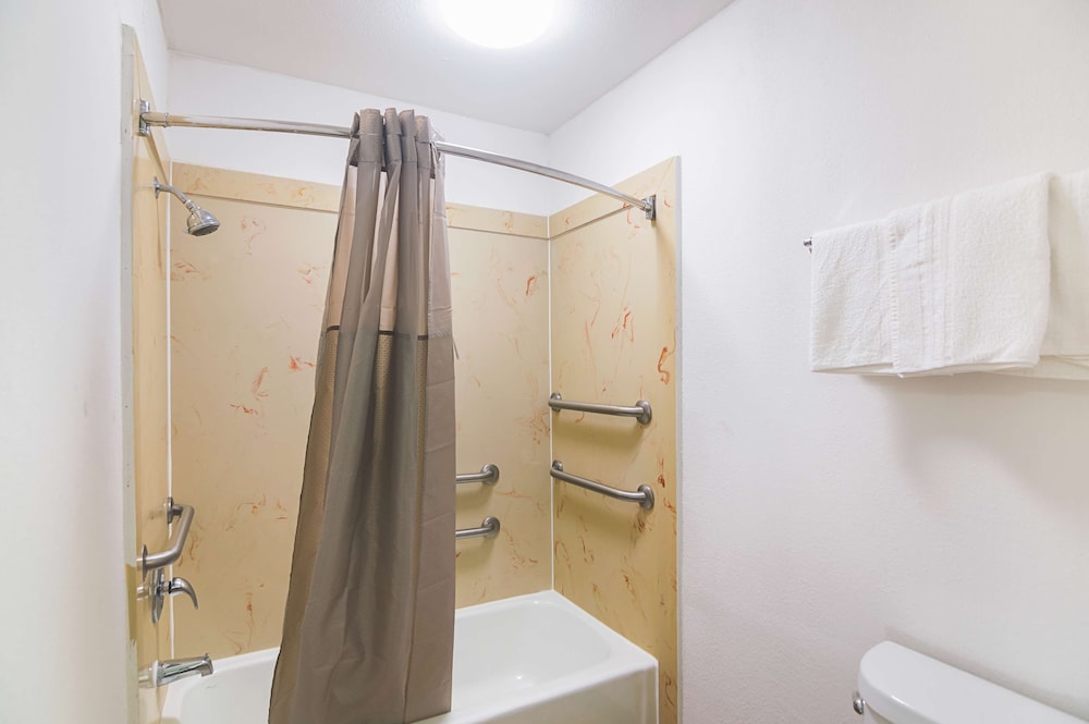 Deluxe Room, 1 King Bed, Non Smoking, Kitchenette - Photo 9
