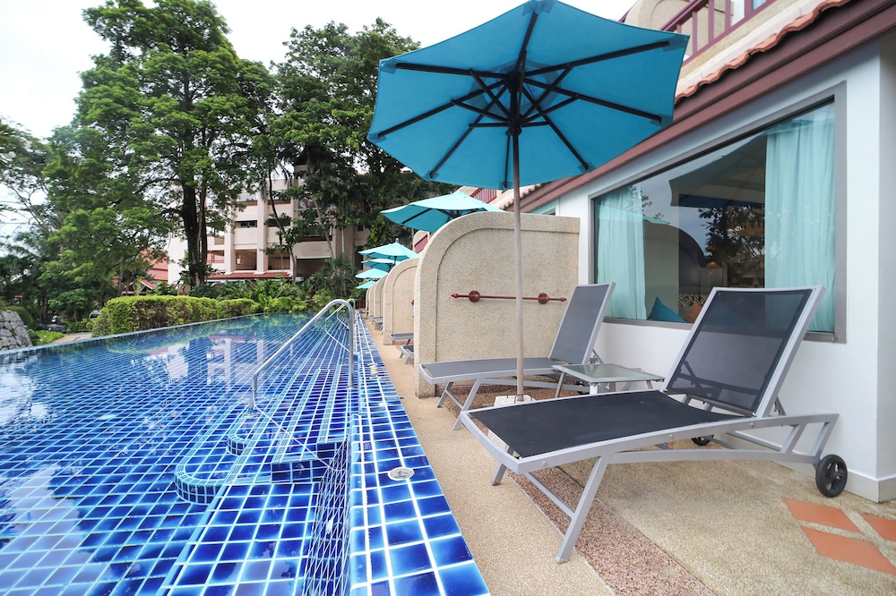 Deluxe Room, 1 King Bed, Pool Access photo 3