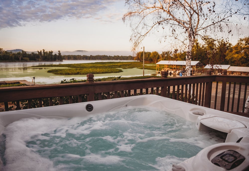 Luxury Cabin, Hot Tub, River View