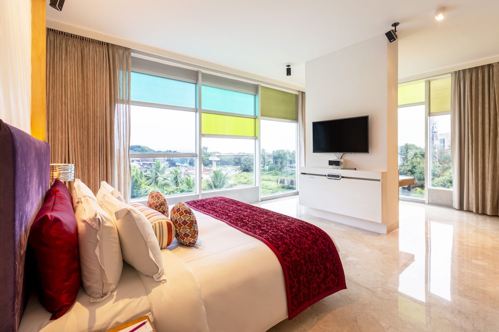 Premium Suite Pool View King Bed - Photo 1