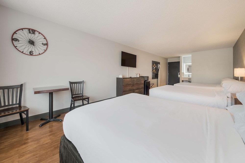 Standard Room, Multiple Beds - Photo 2
