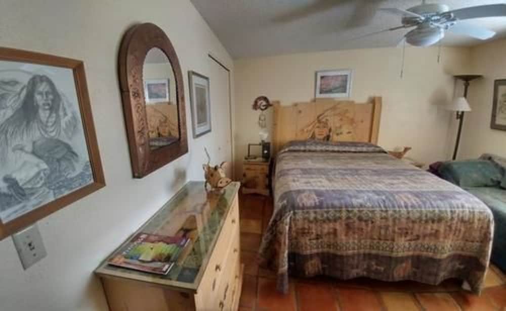 Room, 1 Queen Bed, Shared Bathroom photo 3