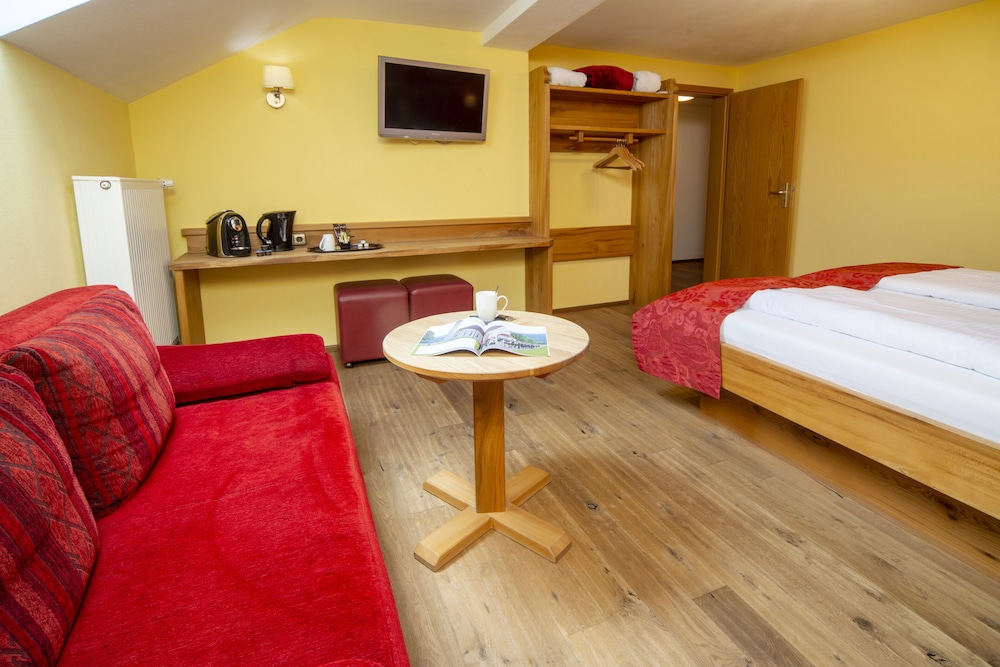 Comfort Double Room, 1 King Bed, Refrigerator photo 2