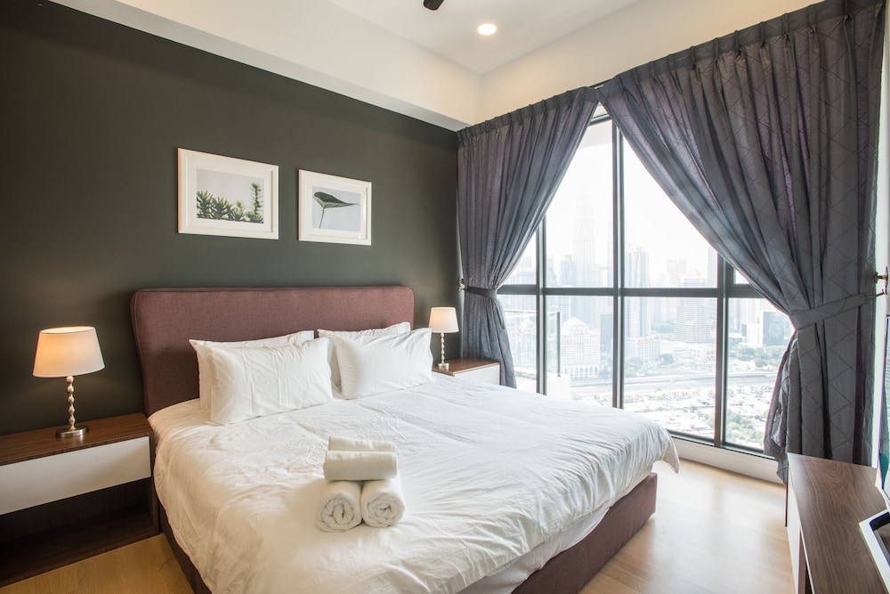 Signature Condo, 1 Bedroom, Balcony, City View