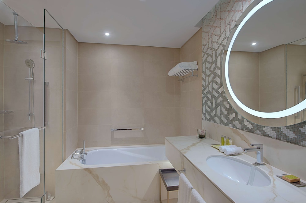 Superior Suite, 1 Bedroom, Balcony - Photo 9