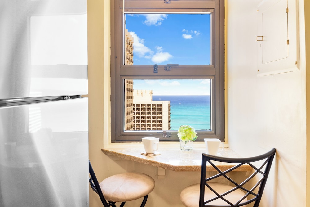 Diamond Head and Ocean views with King Bed and Parking: Suite, 1 Bedroom, Balcony, Ocean View (0071) photo