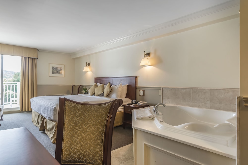 Superior Room, 1 King Bed, Jetted Tub photo 2